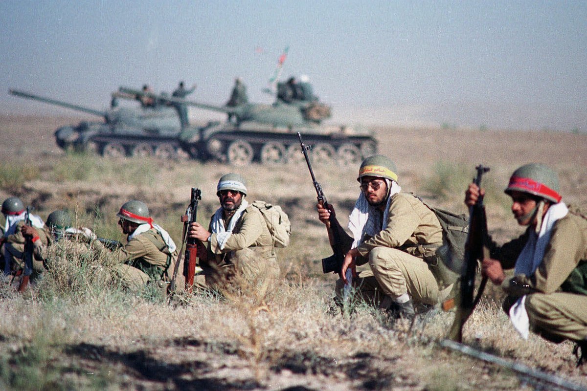 Солдаты КСИР во время крупнейших военных учений возле города Торбат-э-Джам, недалеко от ирано-афганской границы, 2 сентября 1998 года