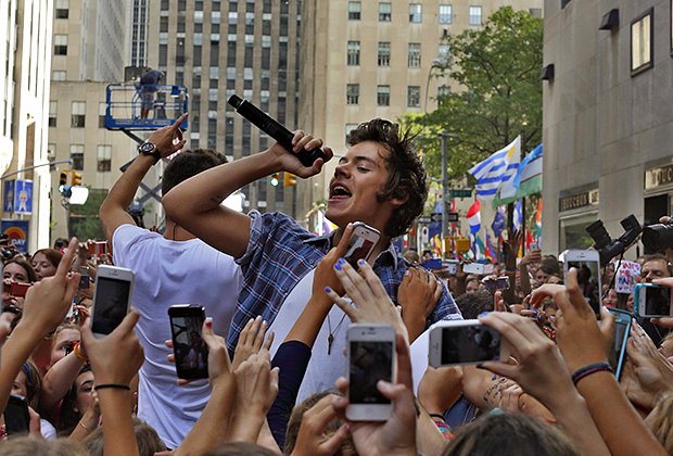 Гарри Стайлс на выступлении группы One Direction в Нью-Йорке в 2013 году