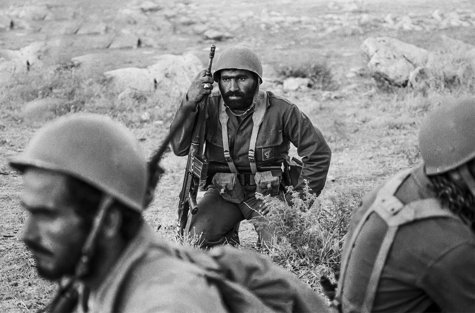 Революционный гвардеец с автоматической штурмовой винтовкой G3 на ирано-иракском фронте, недалеко от Касре-Ширина, Иран, 13 октября 1980 года