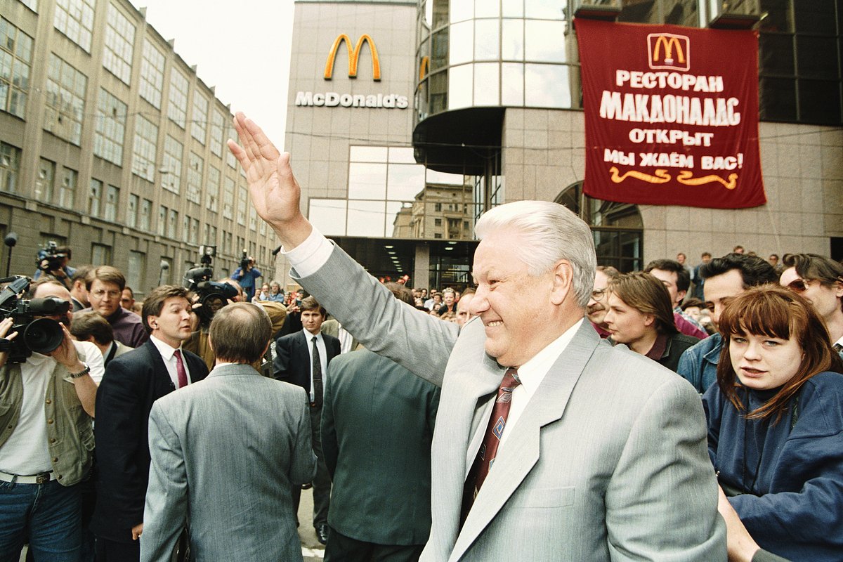 Борис Ельцин на выходе из ресторана «Макдоналдс»