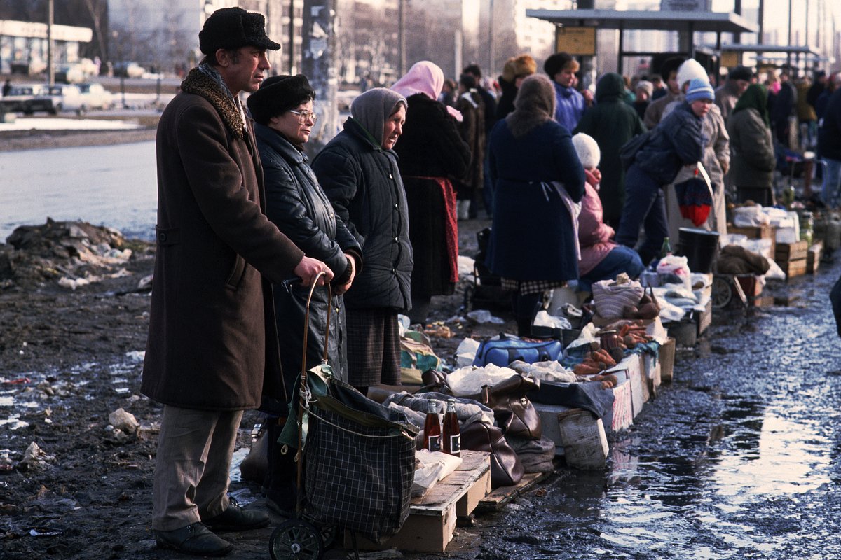 Стихийный рынок на улицах Москвы 