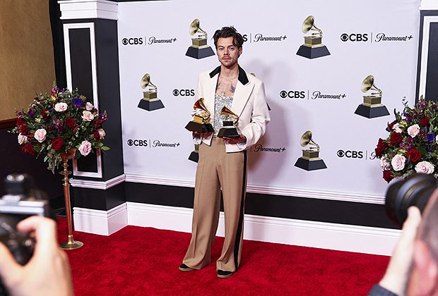 Гарри Стайлс с наградами на 65-й премии Grammy в 2023 году