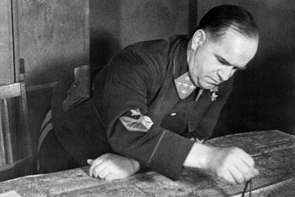 Командующий войсками Западного фронта, генерал армии Георгий Жуков в штабе Западного фронта, 1941 год