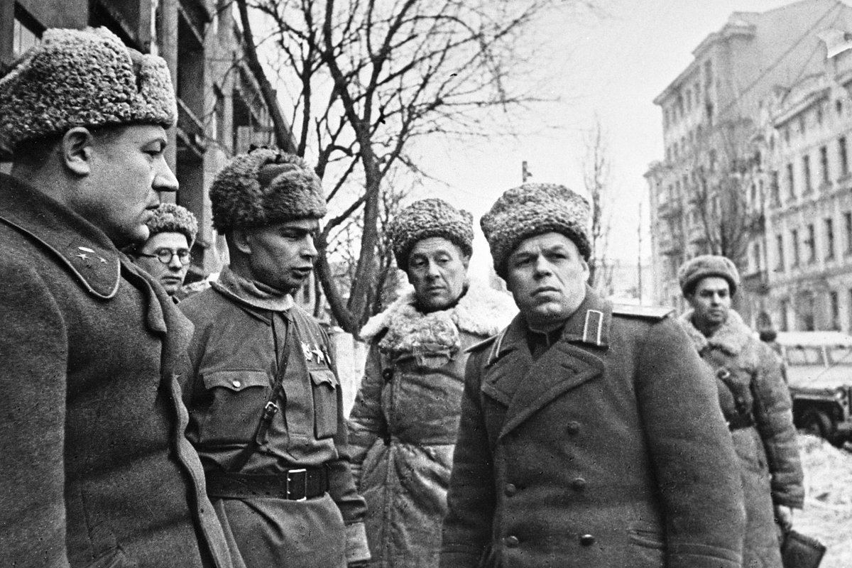 Генерал Павел Рыбалко (справа) в центре Харькова