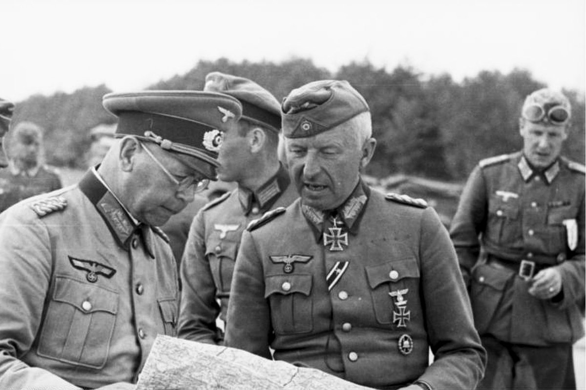 Эрих фон Манштейн (в центре) дает указание подчиненному