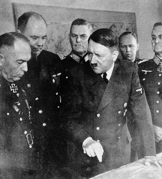 Адольф Гитлер беседует с румынским диктатором Ионом Антонеску