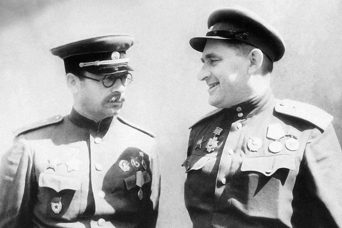 Военачальники Павел Ротмистров и Алексей Жадов (слева направо)