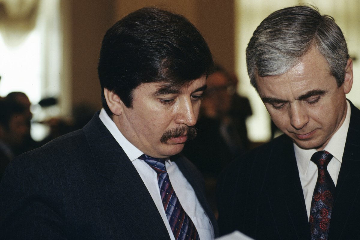 Председатель Госкомитета РФ по национальной политике Сергей Шахрай и помощник президента Виктор Илюшин, 10 марта 1993 года 