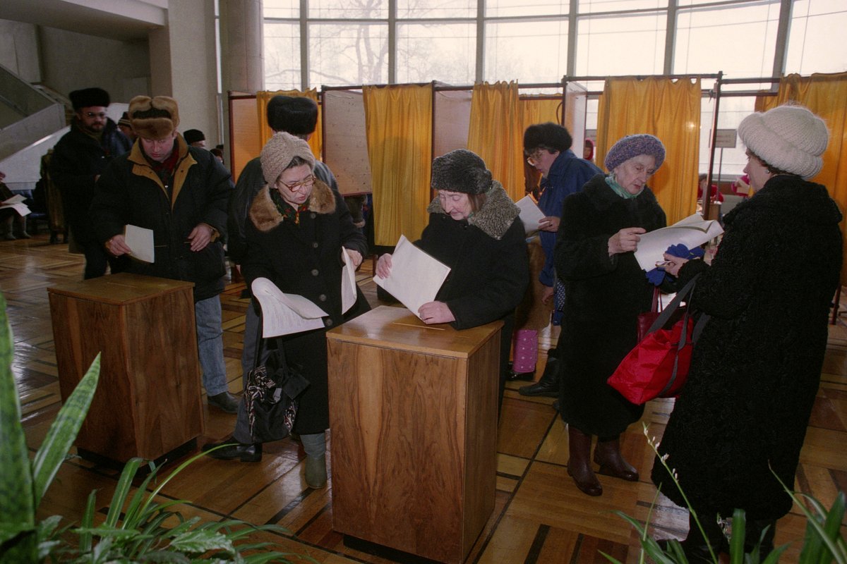 Москвичи голосуют на избирательном участке, 12 декабря 1993 года 