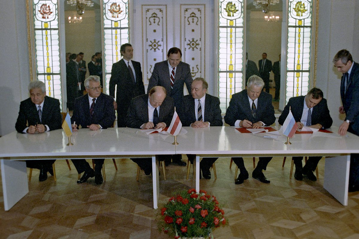 Леонид Кравчук, Станислав Шушкевич и Борис Ельцин подписывают Беловежские соглашения, 8 декабря 1991 года 