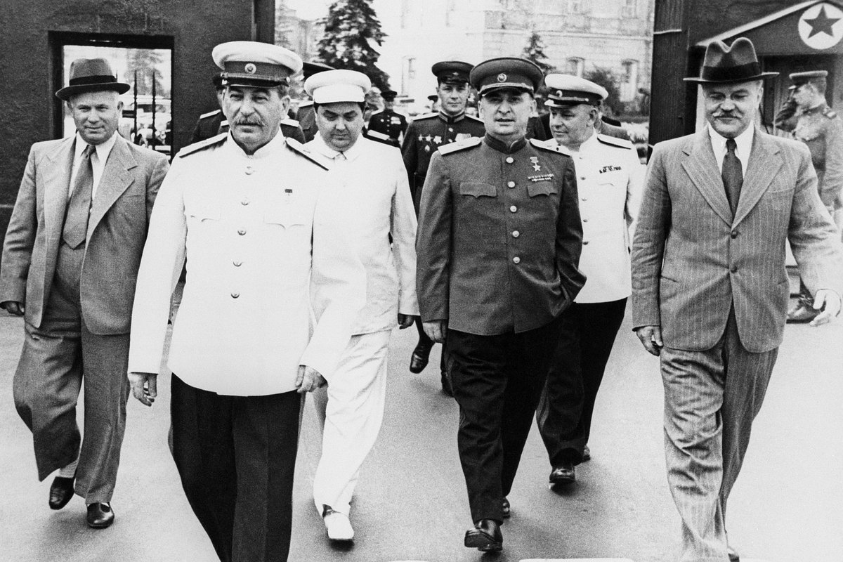 Хрущев, Сталин, Маленков, Берия и Молотов направляются на парад физкультурников на Красную площадь, 12 августа 1945 года 