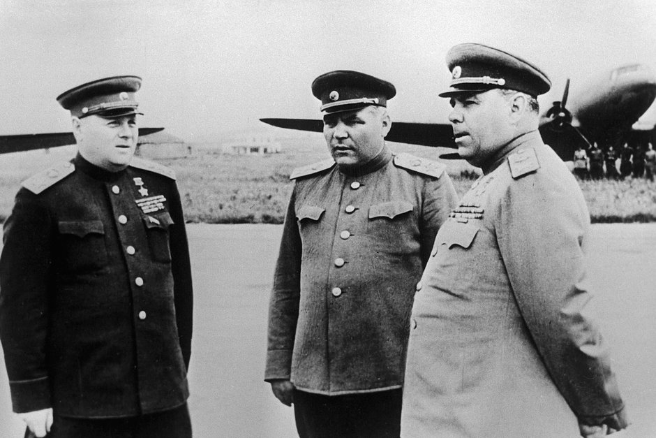 Маршалы Советского Союза Кирилл Мерецков, Родион Малиновский и Александр Василевский (слева направо) на аэродроме в Даляне, 17 августа 1945 года