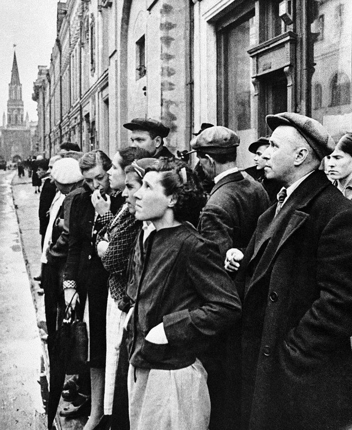 Жители Москвы у репродуктора во время сообщения о нападении гитлеровской Германии на Советский Союз