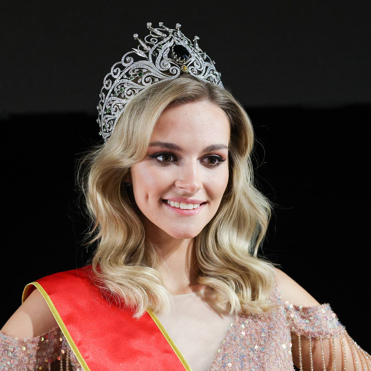 Самая красивая девушка России вошла в топ-20 красавиц на конкурсе «Мисс  Земля» | Персоны