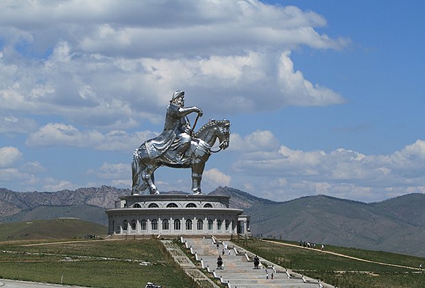 Крупнейшая конная статуя в мире, посвященная Чингисхану, расположена в 54 километрах от центра Улан-Батора в местности Цонжин-Болдог
