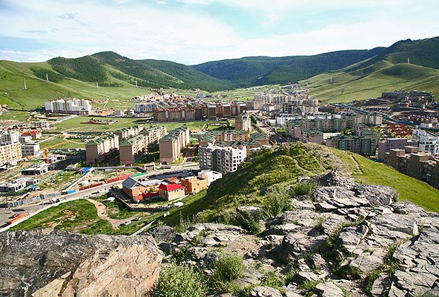 В столице Монголии есть развязки дорог, рестораны, торговые центры и отели. Остальные города страны очень маленькие и в основном промышленные