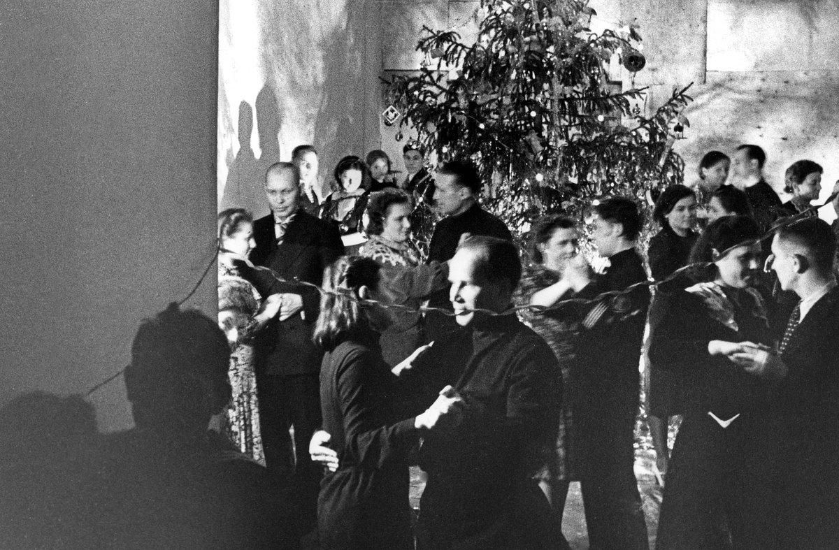 Новогодний бал на одном из промышленных предприятий города, Ленинград. Декабрь 1942 года