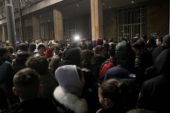 Протестующие возле здания избиркома в Белграде