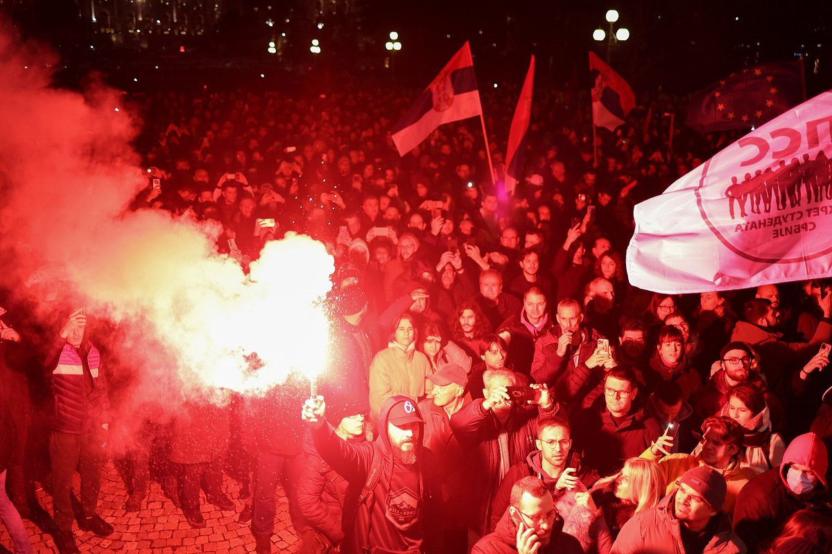 Сторонники оппозиционной организации «Сербия против насилия» (SPN) принимают участие в акции протеста после заявления о серьезных нарушениях избирательного законодательства во время выборов. Белград, Сербия, 24 декабря 2023 года