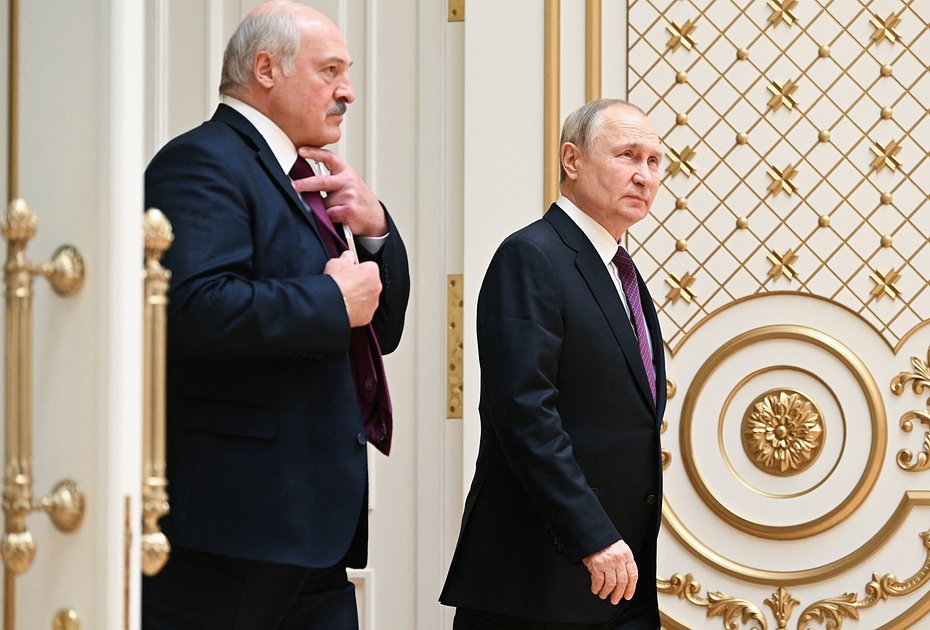 Президент России Владимир Путин и президент Белоруссии Александр Лукашенко прибыли на пресс-конференцию по итогам встречи в Минске, 19 декабря 2022 года