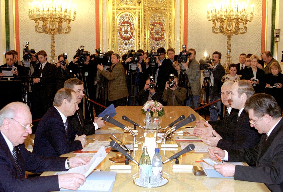 Первое заседание Высшего государственного совета Союзного государства России и Белоруссии при участии президентов двух стран Владимира Путин (второй слева) и Александра Лукашенко (второй справа), Москва, 26 января 2000 года