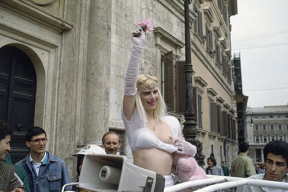 Итальянская порнозвезда венгерского происхождения Илона Сталлер, более известная как Чиччолина, показывает грудь в Риме, Италия, 29 мая 1987 года