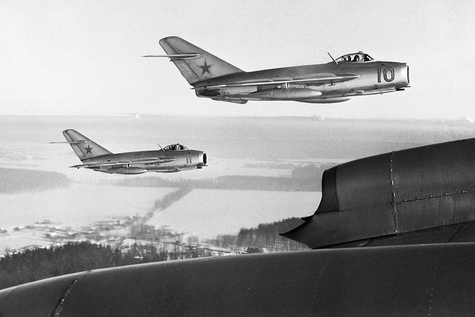 Советские реактивные истребители МиГ-15 в полете