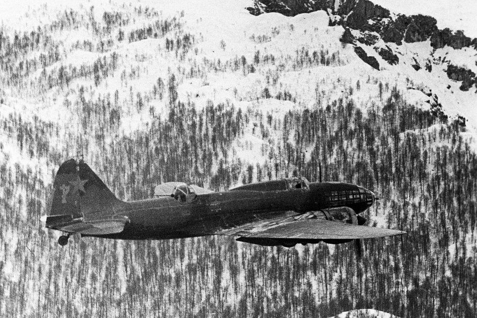 Дальний бомбардировщик Ил-4 доставляет продовольствие советским бойцам