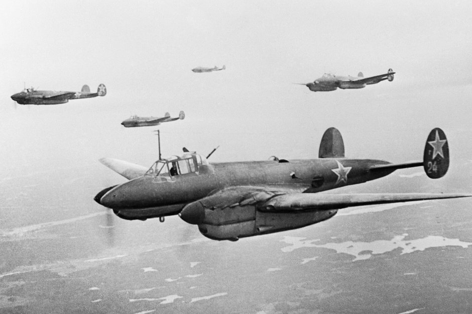 Советские пикирующие бомбардировщики Пе-2 во время Великой Отечественной войны