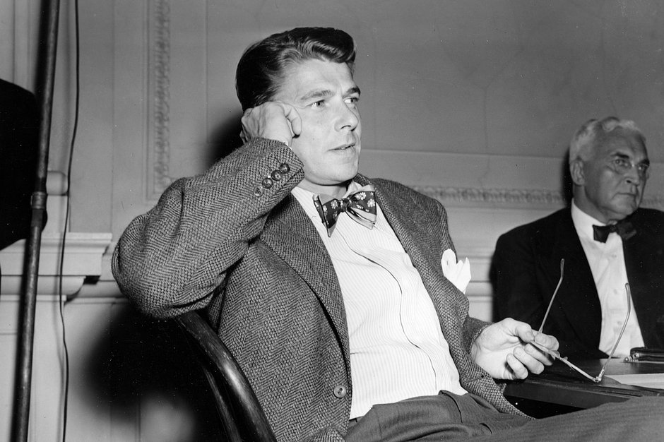 Рональд Рейган, актер и президент Гильдии киноактеров, слушает показания на публичных слушаниях Комитета Палаты представителей, Вашингтон, 23 октября 1947 года
