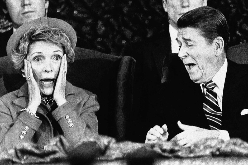 Президент Рональд Рейган и его жена Нэнси реагируют на то, что госпожа Рейган после выступления села и забыла представить президента в Кэпитал-центре в Лэндовере, штат Мэриленд, 21 января 1985 года
