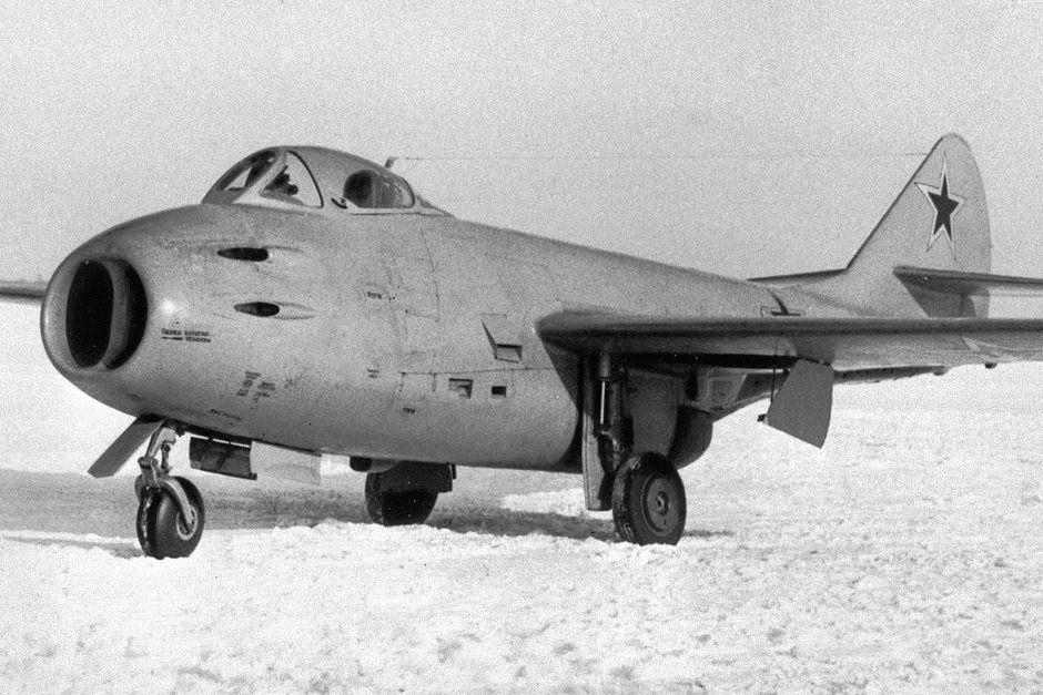 Самолет-истребитель МиГ-9