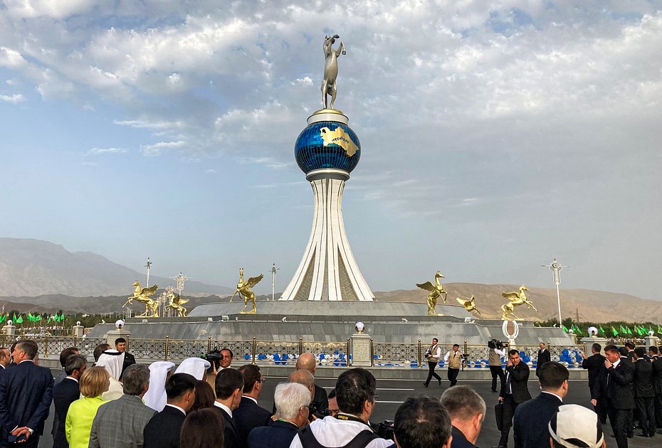 Церемония открытия нового города Аркадаг, посвященного бывшему президенту страны Гурбангулы Бердымухамедову, Туркмения, 29 июня 2023 года