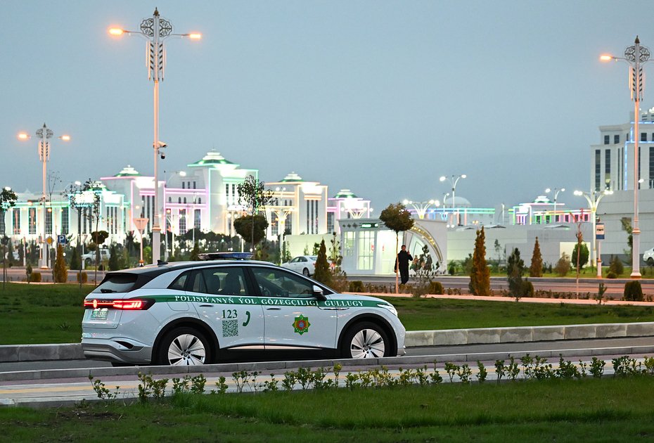 Полицейская машина на фоне города Аркадаг, Туркмения, 6 декабря 2023 года