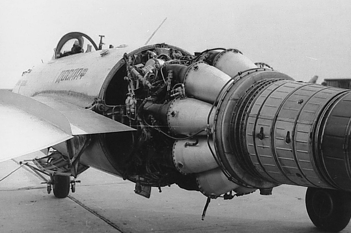 Истребитель МиГ-15 с раскапотированным двигателем ВК-1А