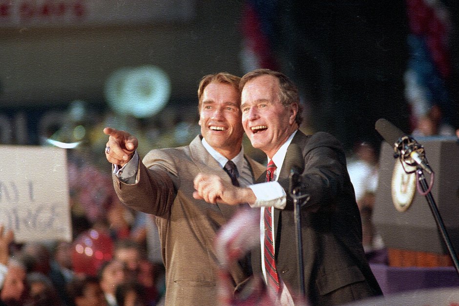 Кандидат в президенты от Республиканской партии вице-президент Джордж Буш-старший (справа) и актер Арнольд Шварценеггер на митинге в Чикаго-Хайтс, штат Иллинойс, США, 3 ноября 1988 года