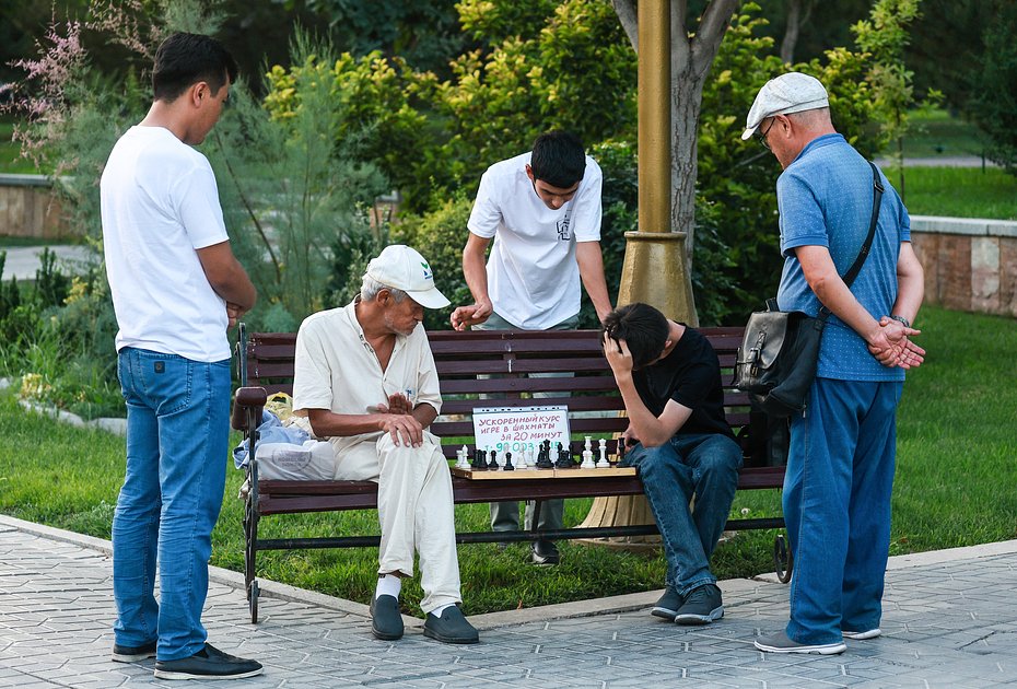 Горожане играют в шахматы на площади Амира Тимура, Ташкент, Узбекистан, 8 июля 2023 года