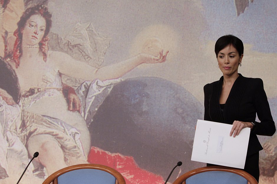 Министр по вопросам равных возможностей Италии Мара Карфанья на пресс-конференции, посвященной запуску кампании против калечащих операций на женских половых органах во дворце Киджи, канцелярии премьер-министра, Рим, 25 ноября 2010 года
