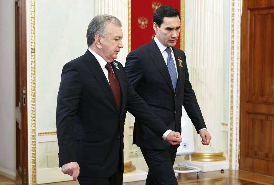 Президент Узбекистана Шавкат Мирзиеев (слева) и президент Туркменистана Сердар Бердымухамедов перед встречей с президентом России Владимиром Путиным в Кремле, Москва, 9 мая 2023 года