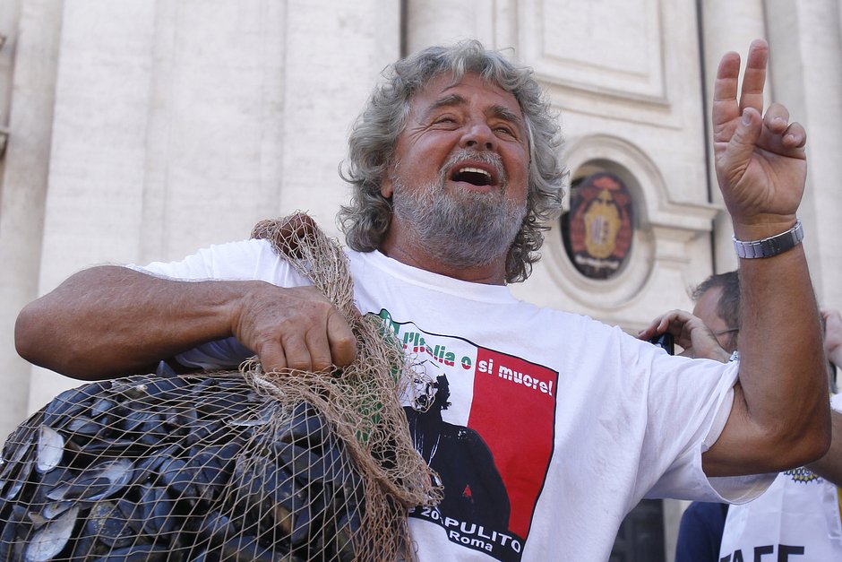 Комик и политический активист Беппе Грилло в знак протеста принес гнилые мидии к зданию парламента, Рим, 10 сентября 2011 года
