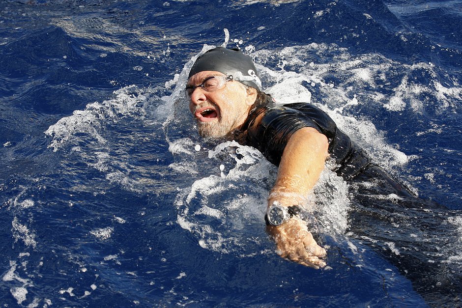 Активист «Движения пяти звезд» комик Беппе Грилло переплывает Мессинский пролив на Сицилии в знак начала своей предвыборной кампании, 10 октября 2012 года