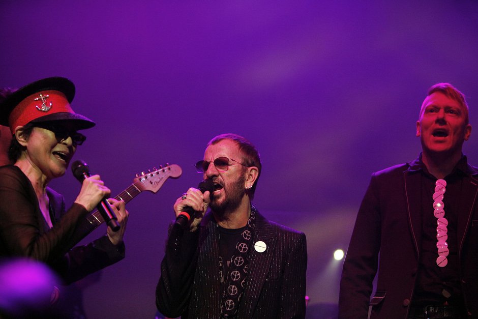 Йоко Оно, вдова солиста группы «Битлз» Джона Леннона, бывший барабанщик «Битлз» Ринго Старр и мэр Рейкьявика Джон Гнарр поют песню Give Peace a Chance в Рейкьявике, 9 октября 2010 года
