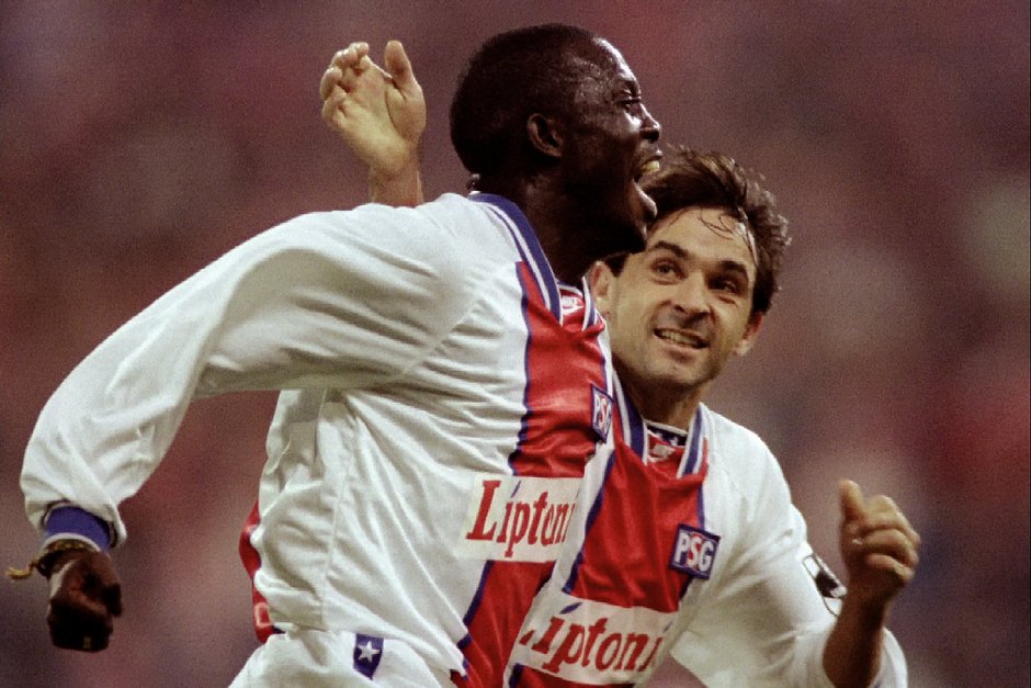 Джордж Веа (слева) из «Пари Сен-Жермен» празднует забитый гол в матче Лиги чемпионов, 23 ноября 1994 года