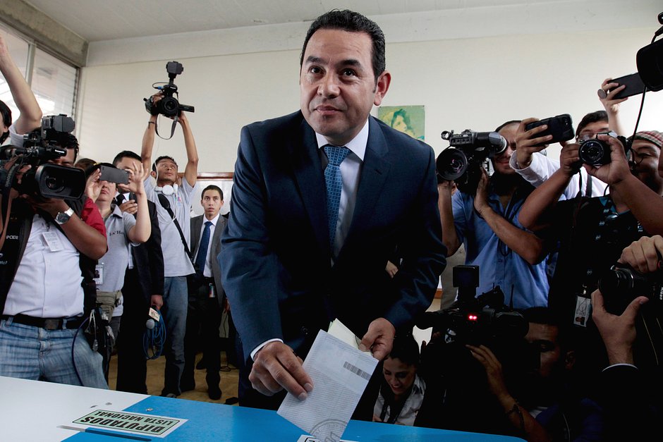Кандидат в президенты Гватемалы от Фронта национальной конвергенции Джимми Моралес голосует на избирательном участке во время всеобщих выборов в городе Гватемала, 6 сентября 2015 года