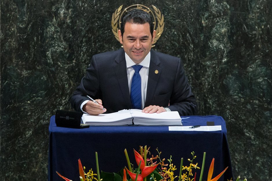 Президент Гватемалы Джимми Моралес подписывает Парижское соглашение по климату в штаб-квартире ООН в Нью-Йорке, 22 апреля 2016 года
