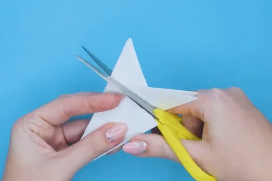 Как сделать снежинку из бумаги своими руками. Красивые снежинки из бумаги.