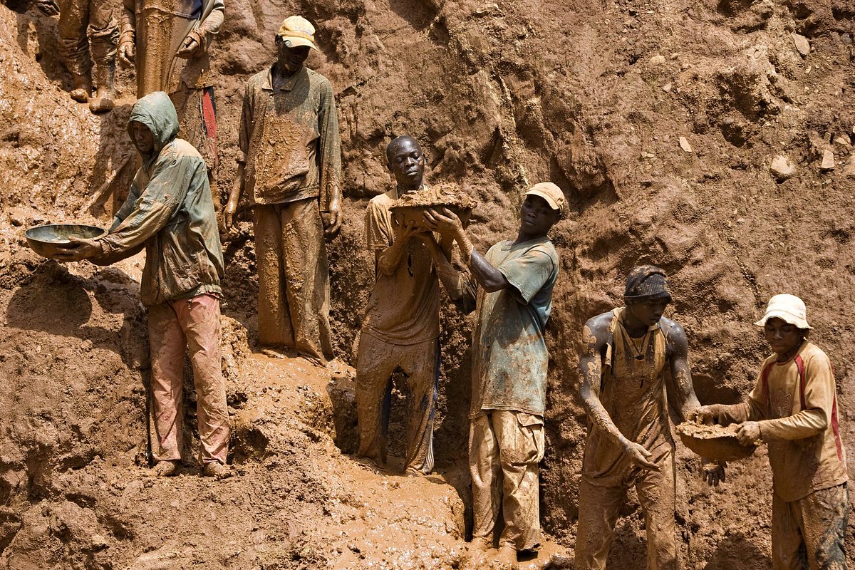 Золотодобытчики на руднике Чуджа недалеко от деревни Кобу на северо-востоке Конго, 23 февраля 2009 года