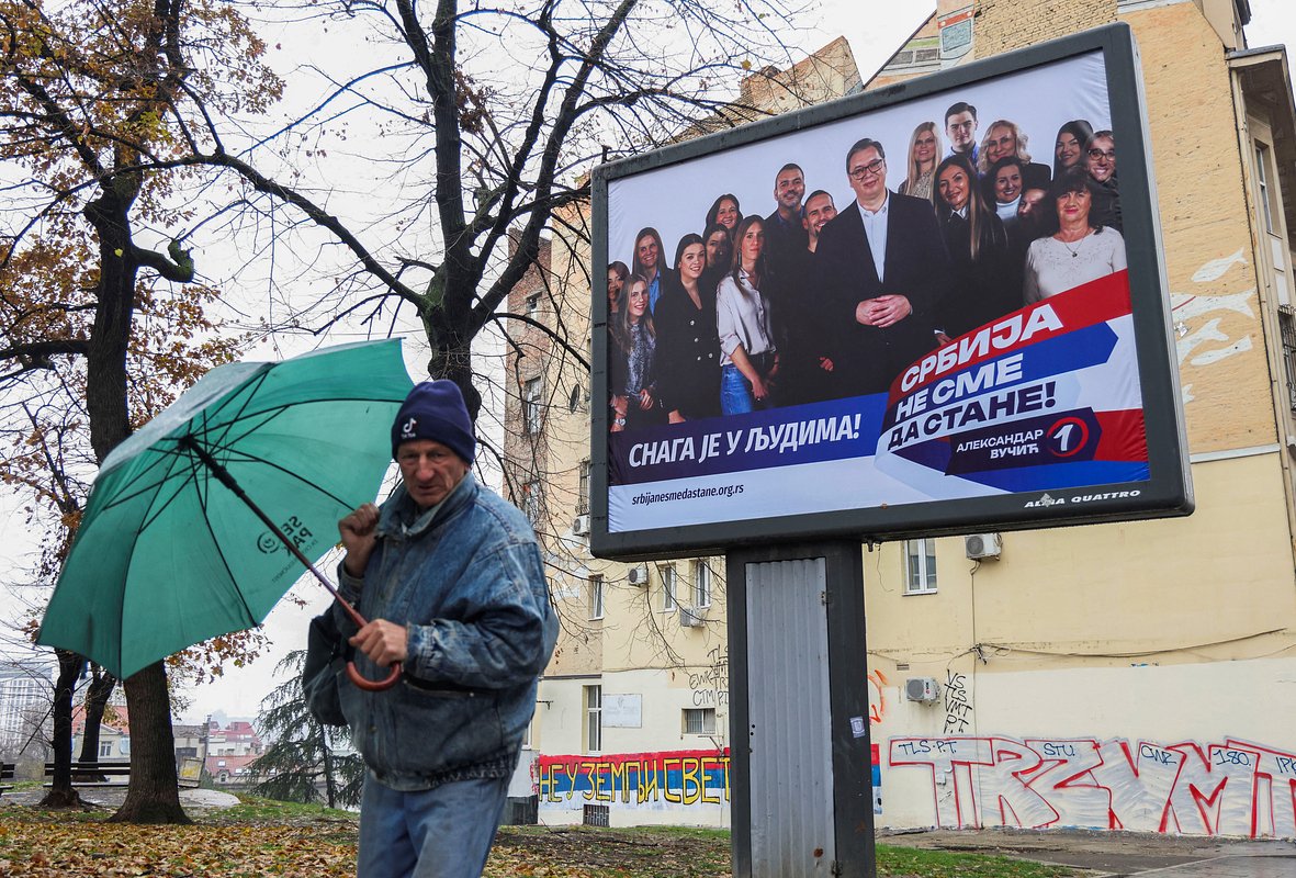 Предвыборный рекламный щит, на котором изображен президент Сербии Александр Вучич с членами его правящей Сербской прогрессивной партии в Белграде, Сербия, 14 декабря 2023 года