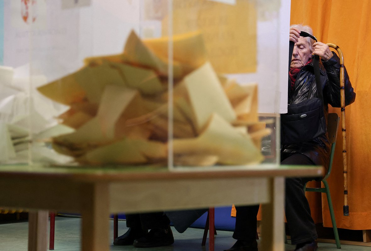 На избирательном участке во время парламентских выборов в Белграде, Сербия, 17 декабря 2023 года