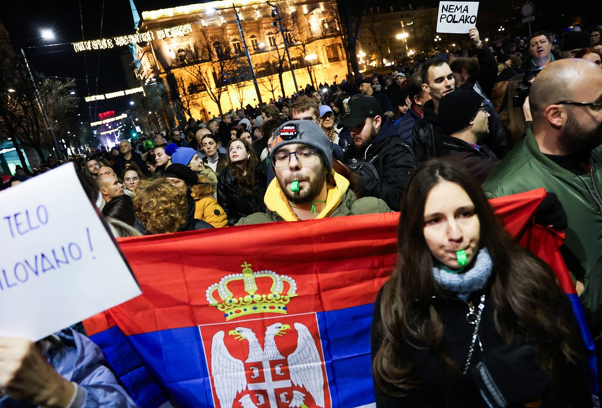 Сторонники оппозиции перед зданием государственной избирательной комиссии в Белграде, Сербия, 19 декабря 2023 года